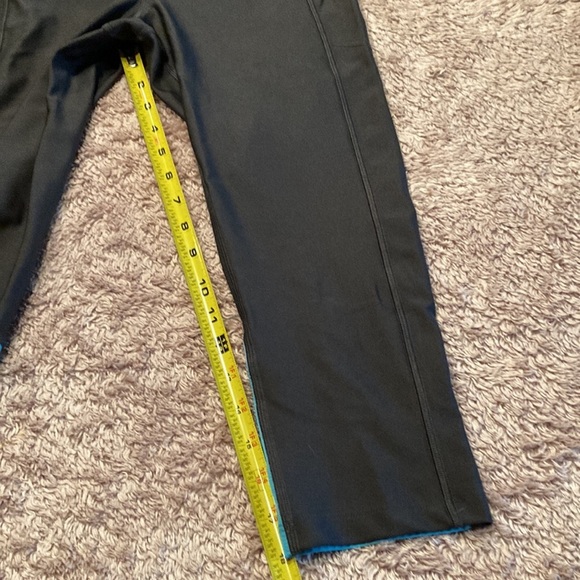 UNDER ARMOUR Womens Capri Leggings - size Medium - Picture 10 of 13